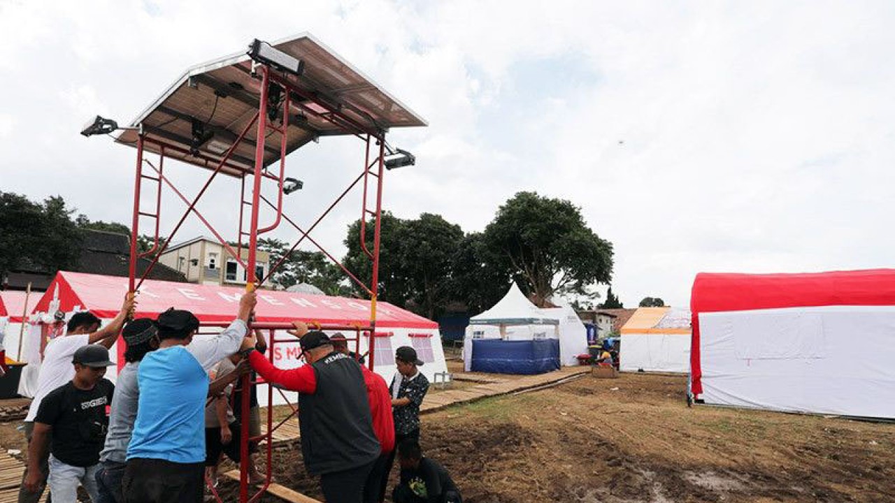 Pemasangan solar cell dari Kementerian Sosial untuk kebutuhan listrik pengungsi gempa Kabupaten Cianjur, Jawa Barat, Selasa (6/12/2022). ANTARA/HO-Kemensos/am.