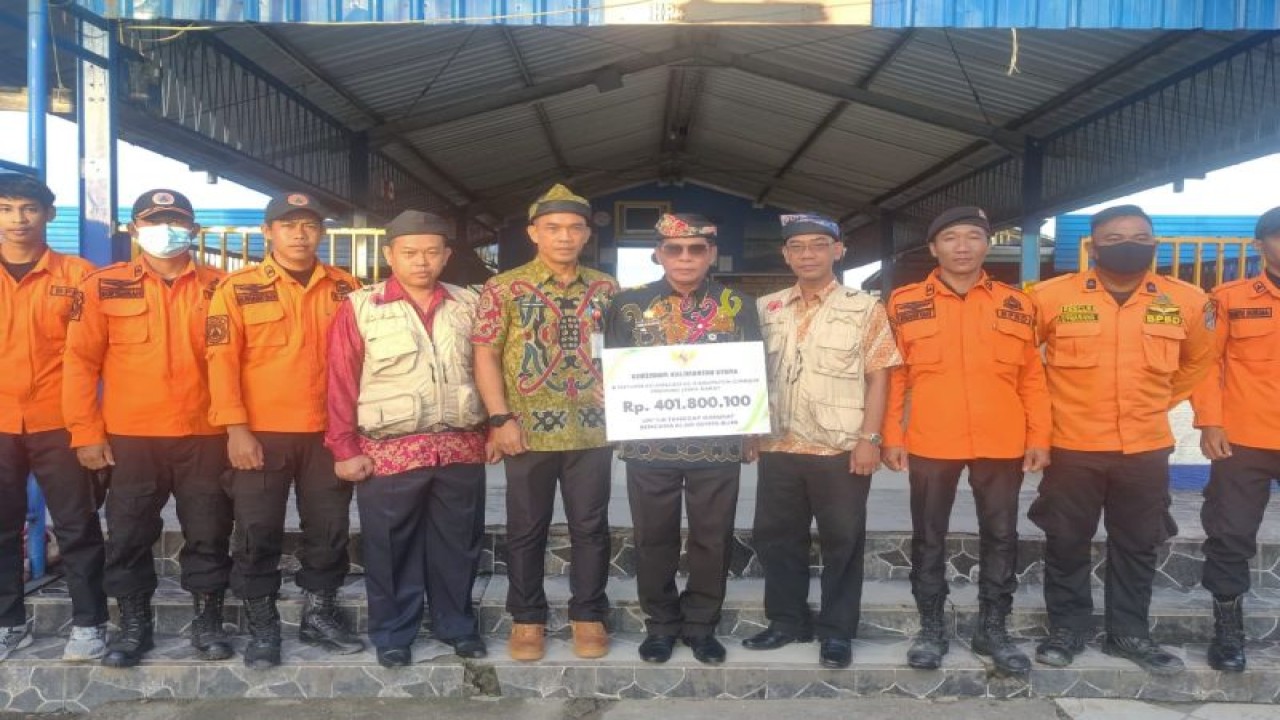 Gubernur Kalimantan Utara Zainal Arifin Paliwang di Tanjung Selor, Bulungan, Jumat (9/12) menyalurkan bantuan untuk para korban gempa bumi di Kabupaten Cianjur, Jawa Barat. ANTARA/HO-DKISP Provinsi Kaltara.
