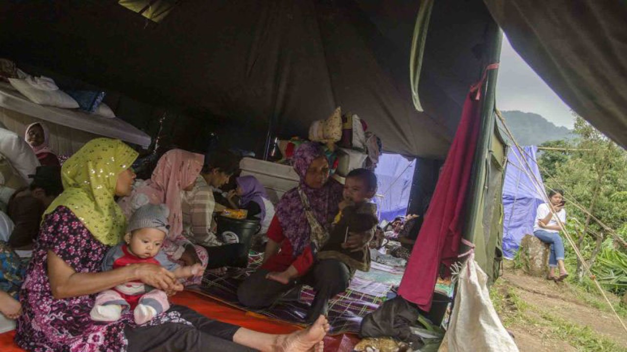 Pengungsi gempa Cianjur beristirahat di dalam tenda posko pengungsian di Desa Cijedil, Cianjur, Jawa Barat, Rabu (30/11/2022). Data BNPB mencatat hingga Rabu (30/11) pengungsi terdampak gempa bumi Cianjur masih terus bertambah mencapai 109.386 jiwa dari hari sebelumnya yakni 108.720 jiwa. ANTARA FOTO/Novrian Arbi/wsj.