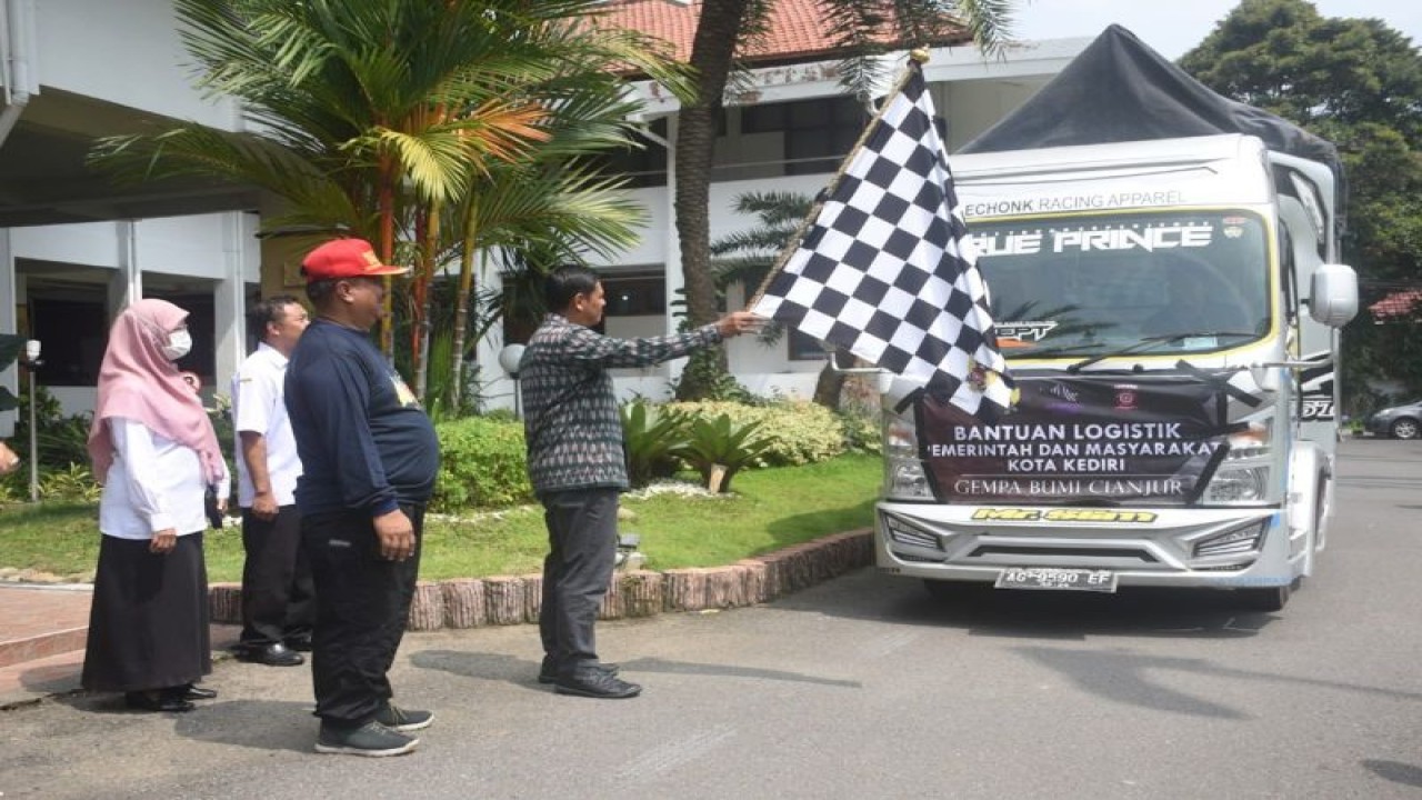 Pemkot Kediri kirim bantuan untuk korban gempa di Cianjur, Jawa Barat . ANTARA/ HO-Kominfo Kota Kediri