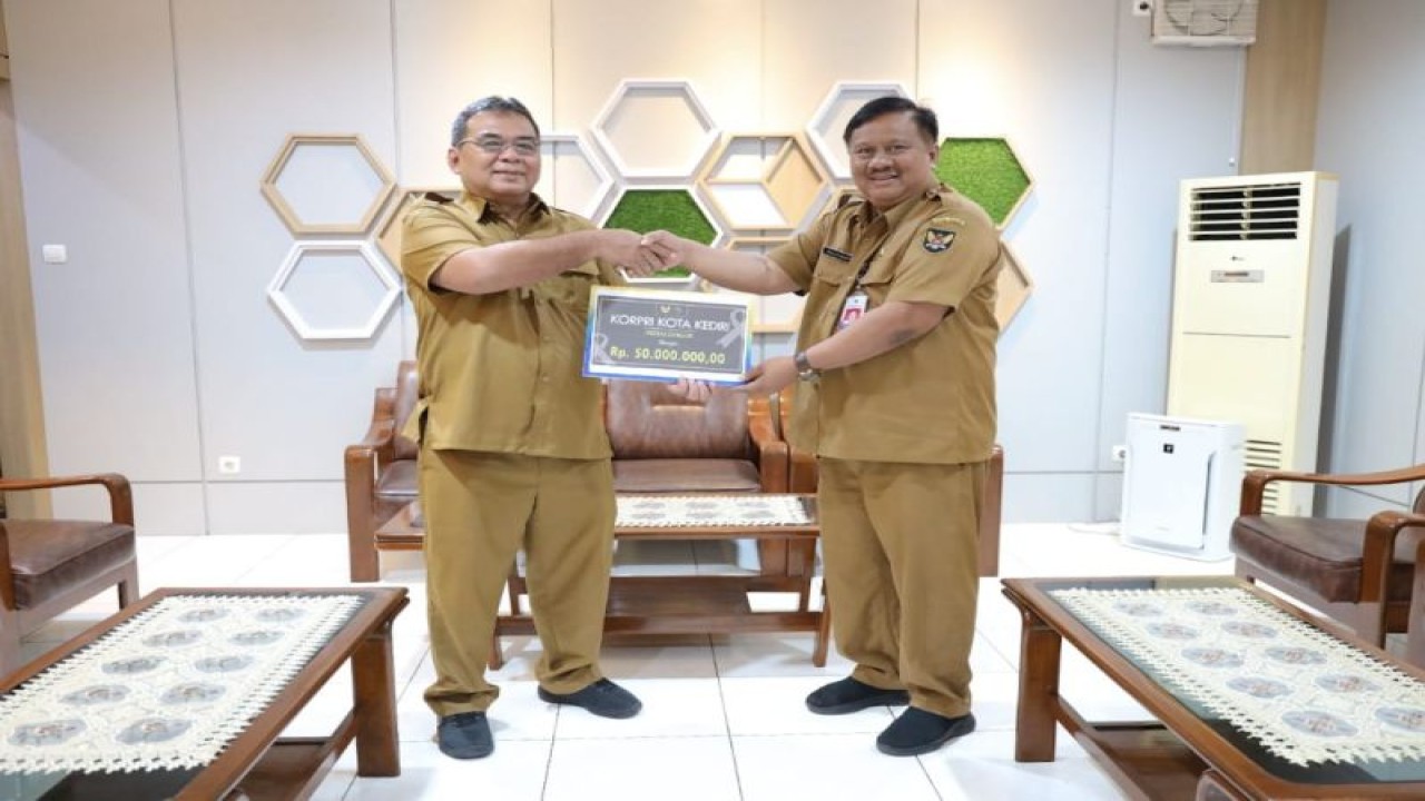Ketua Korpri Kota Kediri Bagus Alit menyerahkan bantuan dari Korpri untuk korban gempa di Cianjur, Jawa Barat lewat Dinas Sosial Kota Kediri, Jawa Timur. ANTARA/ HO-Kominfo Kota Kediri