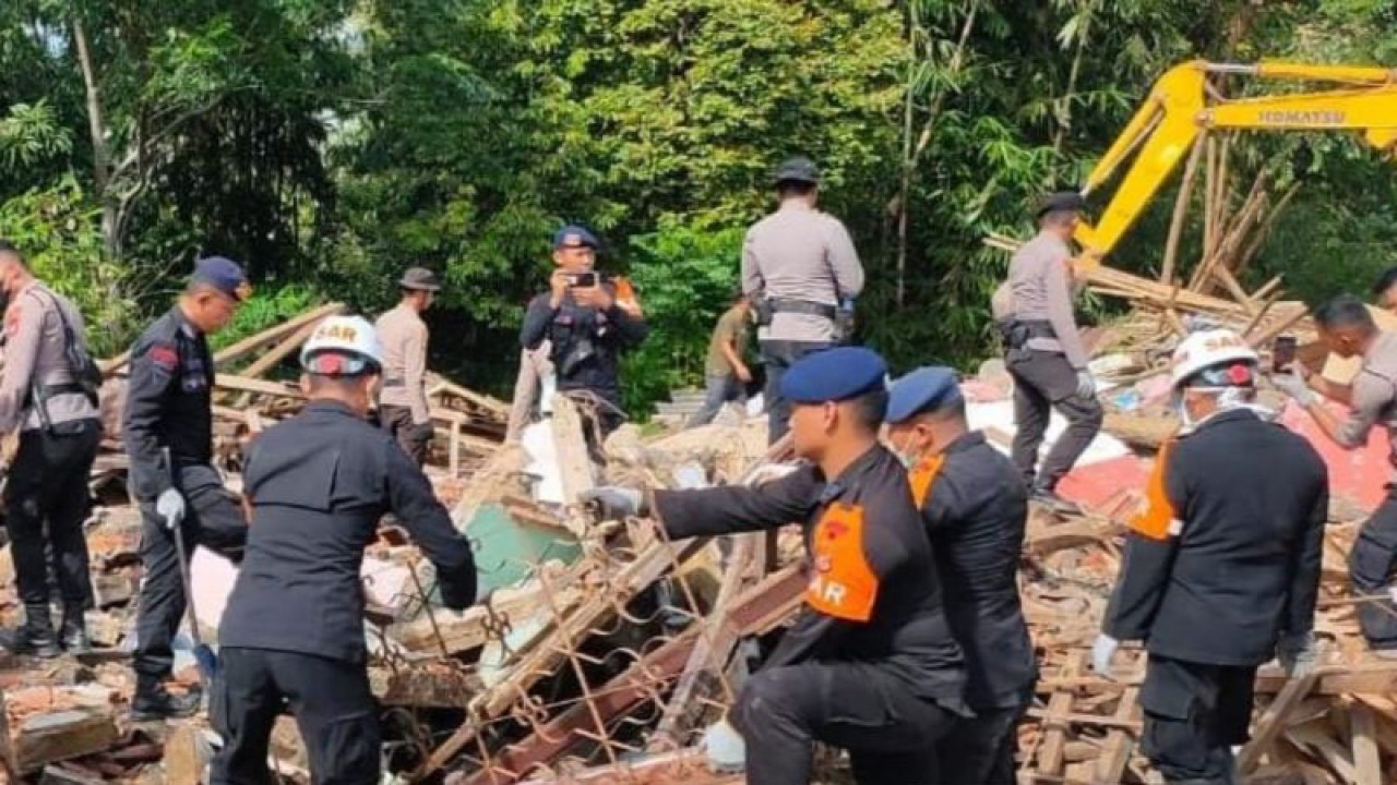 Gempa 5.6 magintudo yang mengguncang Cianjur, Jawa Barat, menyebabkan puluhan ribu rumah warga rusak, termasuk di Desa Nagrak, Kecamatan Cianjur yang sedang dibersihkan petugas gabungan.(ANTARA/Ahmad Fikri). (Ahmad Fikri)