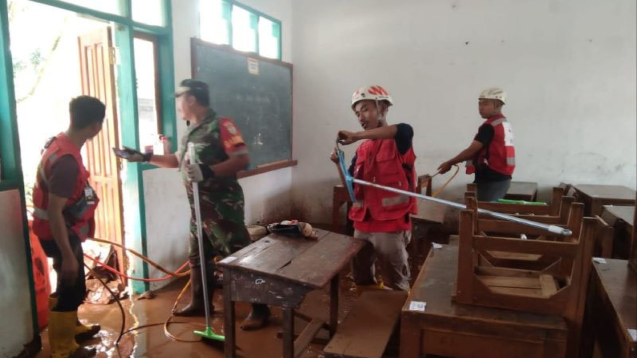 Petugas gabungan membersihkan ruangan kelas dari lumpur sisa banjir di Kecamatan Sukanagara, Cianjur, Jawa Barat, Senin (19/12/2022).(ANTARA/Ahmad Fikri). (Ahmad Fikri)