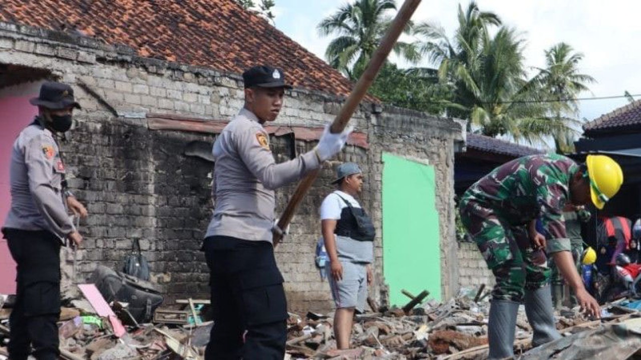 Petugas gabungan TNI/Polri disebar ke tiga kecamatan terdampak gempa Cianjur, Jawa Barat, untuk membersihkan puing bangunan yang ambruk, agar dapat segera dibangun kembali. (ANTARA/Ahmad Fikri)