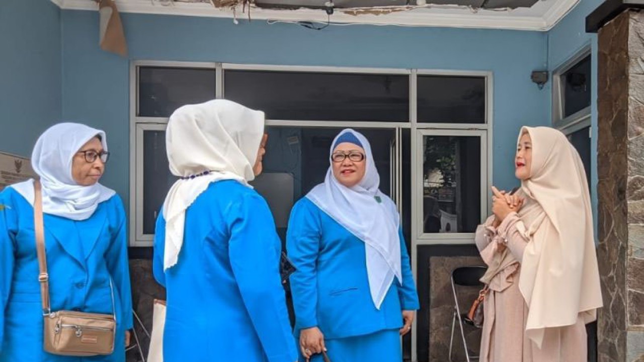 Ketua Ikatan Keluarga Wartawan Indonesia (IKWI) Pusat, Indah Kirana, menyerahkan bantuan pada Ketua IKWI Cianjur, Gina Rohmawati (kerudung coklat), guna meringankan beban korban gempa Cianjur, Jumat (23/12/2022). (ANTARA/Ahmad Fikri)