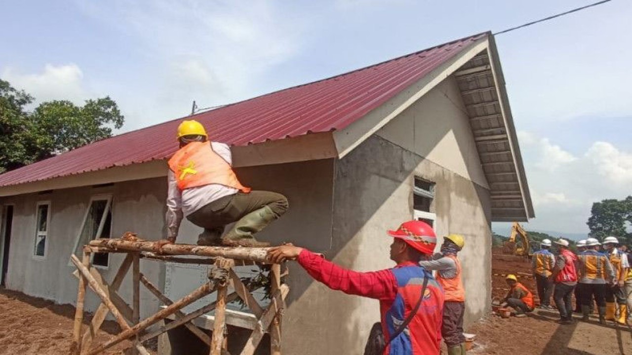 Pekerja membangun rumah tahan gempa untuk warga terdampak gempa di Desa Sirnagalih, Kecamatan Cilaku, Kabupaten Cianjur, Provinsi Jawa Barat. (ANTARA/Ahmad Fikri)