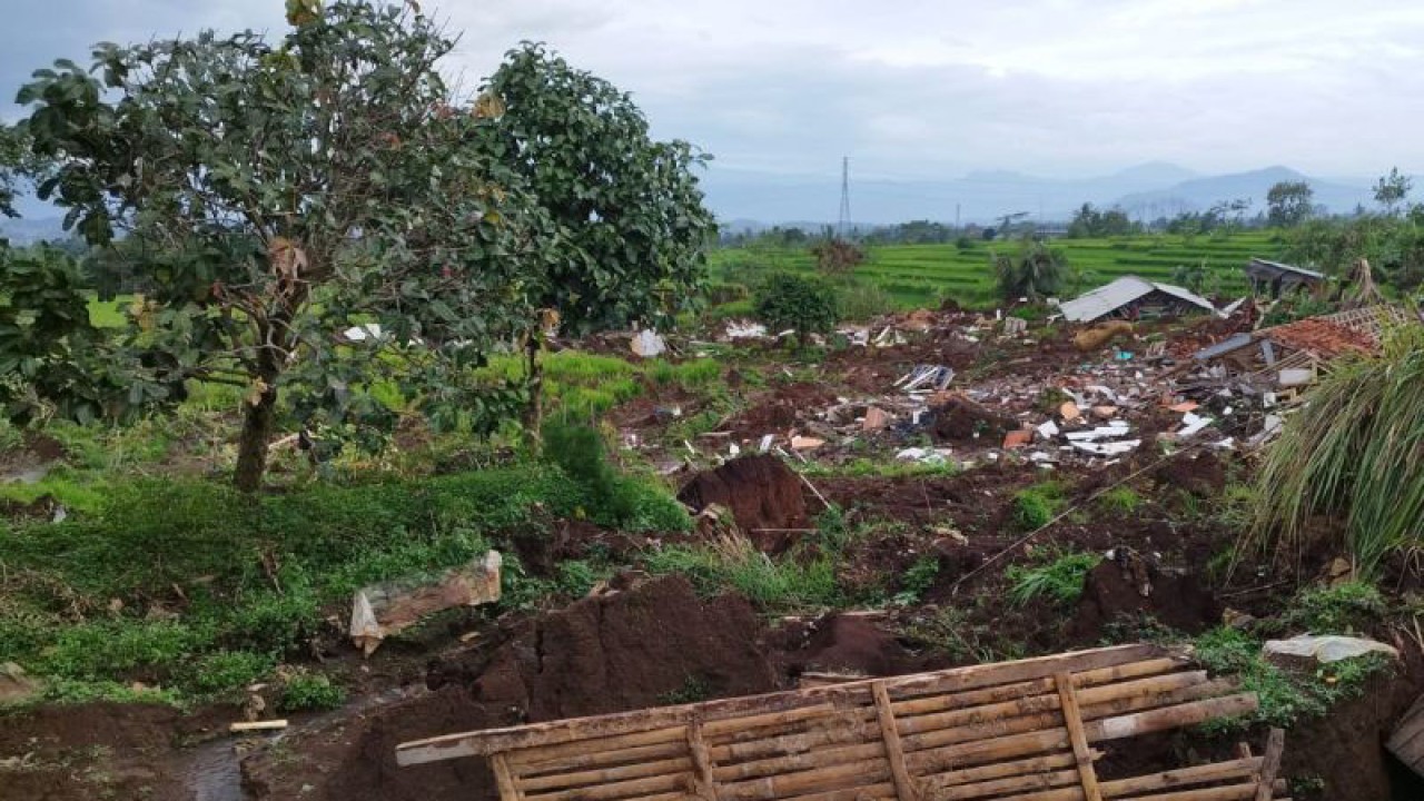Ujung patahan akibat gempa Sesar Cugenang, Cianjur, Jawa Barat, masih terlihat jelas di Kampung Rawacina, Desa Nagrak, Kecamatan Cianjur.(ANTARA/Ahmad Fikri). (Ahmad Fikri)