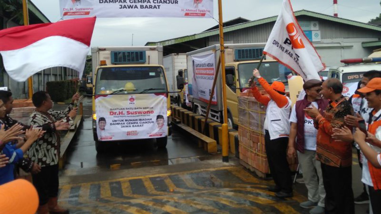 Pelepasan bantuan batu bata untuk pemulihan Cianjur pascagempa. (ANTARA/Ali Khumaini)