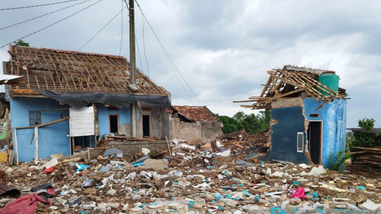Bangunan sekolah di Desa Nagrak, Kecamatan Cianjur, Jawa Barat, yang rata dengan tanah segera dibangun kembali Kementerian PUPR.(ANTARA/Ahmad Fikri).
