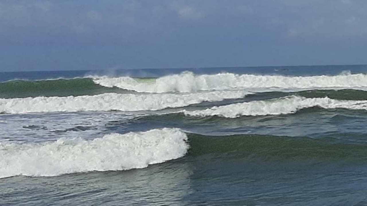 Arsip foto - Gelombang tinggi di perairan selatan Kabupaten Cilacap, Jawa Tengah. (ANTARA/Sumarwoto)