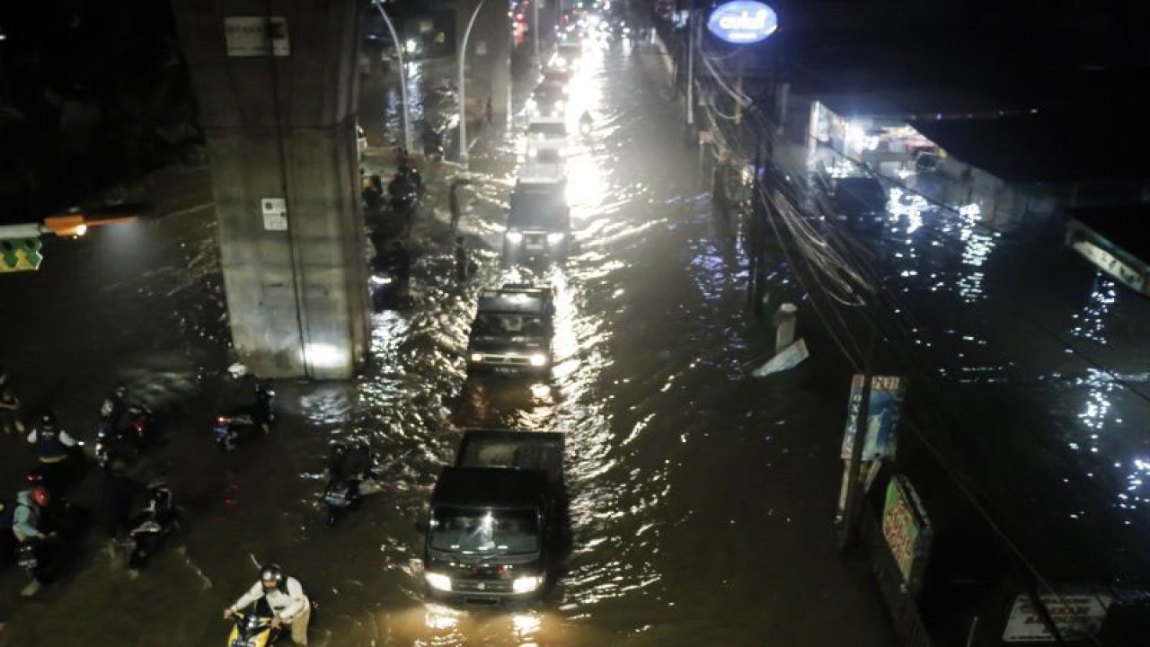 Sejumlah kendaraan melintasi banjir di Jalan Ciledug Raya, Pesanggrahan, Jakarta, Kamis (2/12/2022). ANTARA FOTO/Darryl Ramadhan/tom.