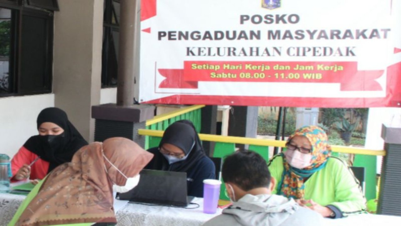 Sejumlah petugas Posko Pengaduan Masyarakat Kelurahan Cipedak menerima laporan warga, Jakarta, Kamis (15/12/2022). ANTARA/HO-Kominfotik Jakarta Selatan