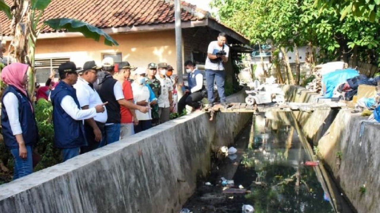 Pemerintah Kota Jakarta Timur menggelar kerja bakti di wilayah RW 05 Ciracas, Jakarta, Minggu (11/12/2022). ANTARA/HO-Kominfotik Jakarta Timur