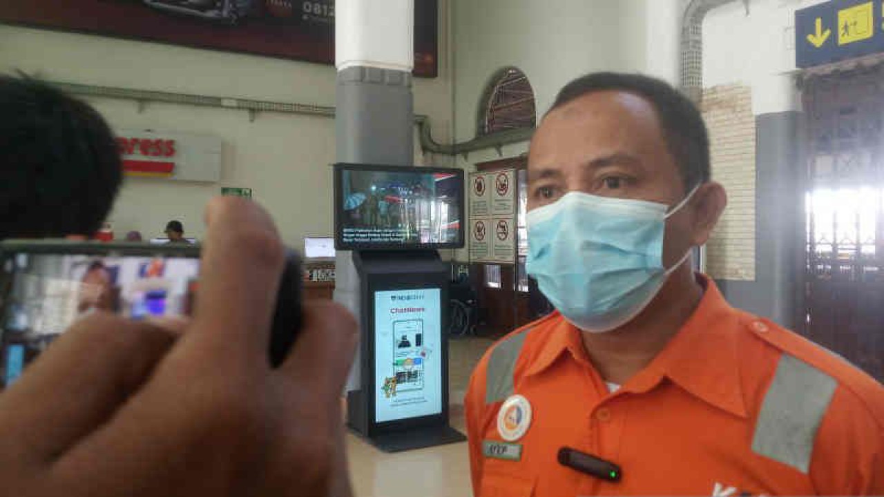 Manajer Humas KAI Daop 3 Cirebon Ayep Hanapi memberi keterangan kepada media di Cirebon, Jawa Barat, Jumat (23/12/2022). (ANTARA/Khaerul Izan)