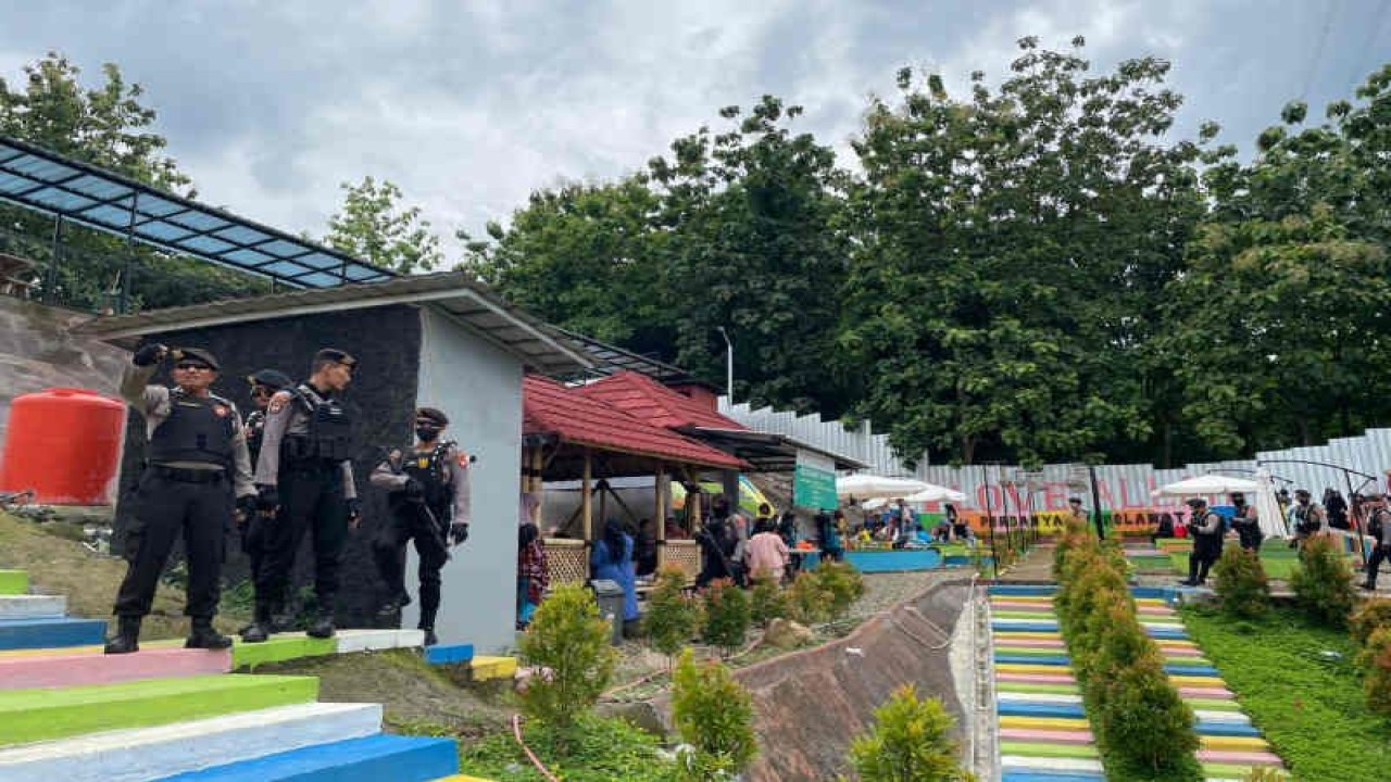 Petugas saat menjaga destinasi wisata di Cirebon, Jawa Barat. ANTARA/Ho-Humas Polresta Cirebon.