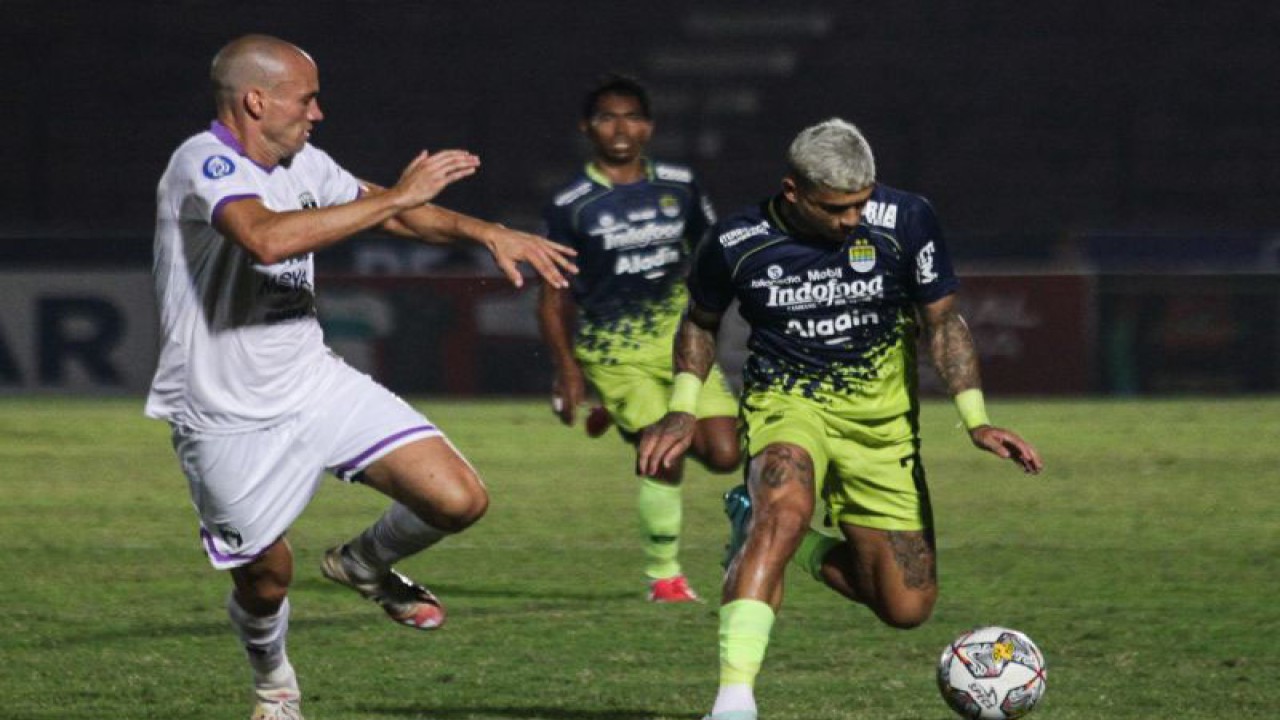 Pesepakbola Persib Bandung Ciro (kanan) berebut bola dengan pesepakbola Persita Cattaneo (kiri) saat Laga BRI Liga 1 di Stadion Sultan Agung, Bantul, D.I Yogyakarta, Rabu (21/12/2022). Persib Bandung berhasil mengalahkan Persita dengan Skor 1-0. ANTARA FOTO/Andreas Fitri Atmoko/YU