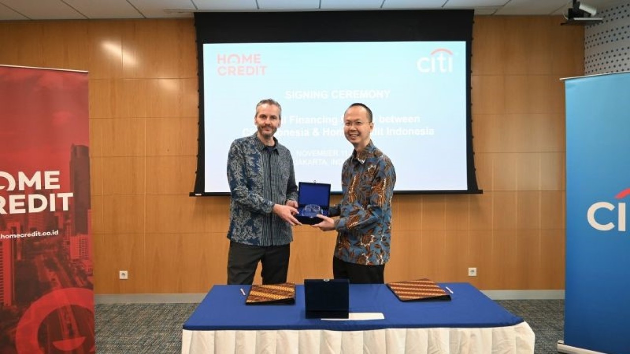 Direktur Home Credit Indonesia Volker Giebitz (kiri) dan Head of Global Subsidiaries Group Citi Indonesia Wit Oemar (kanan) dalam penandatanganan Perjanjian Fasilitas Pembiayaan Sosial di Jakarta, Senin (12/12/2022). (ANTARA/HO-Citi Indonesia)