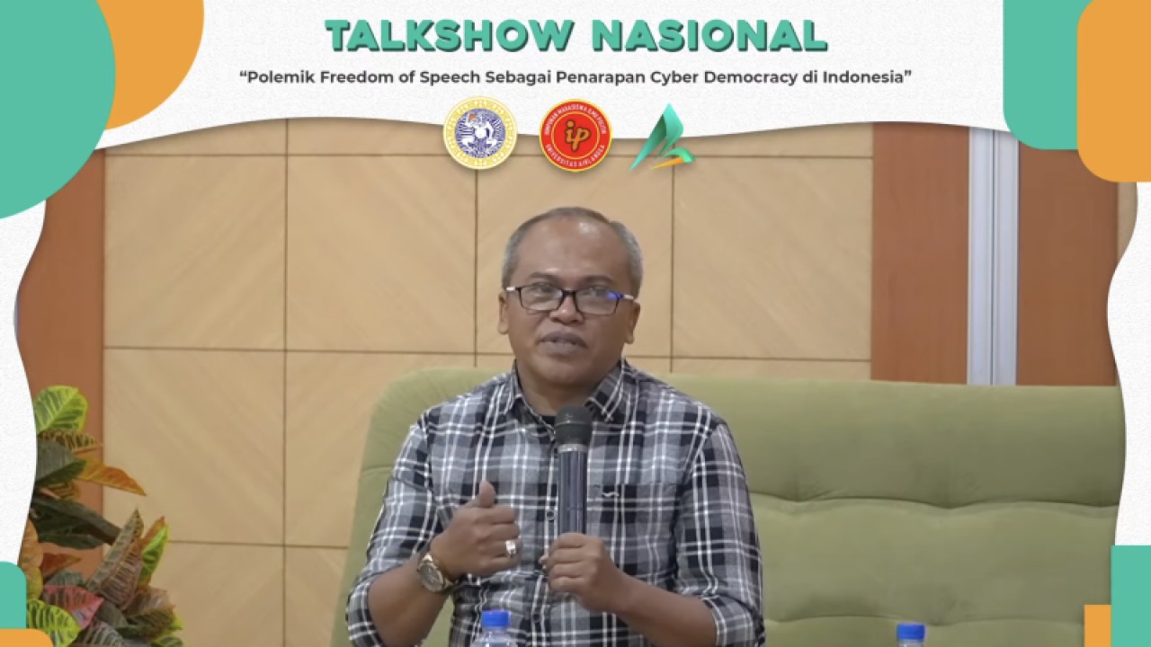 Tangkapan layar Co-Founder Institute for Security and Strategic Studies (ISESS) Khairul Fahmi memberi paparan dalam talkshow nasional bertajuk “Polemik Freedom of Speech Sebagai Penerapan Cyber Democracy di Indonesia" yang disiarkan di kanal YouTube HIMA ILMU POLITIK UNAIR, dipantau dari Jakarta, Minggu (21/11/2021). (ANTARA/Putu Indah Savitri)