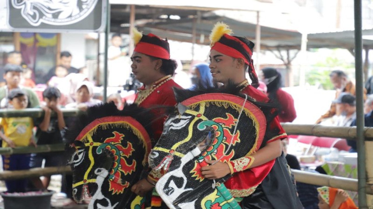 Wakil Bupati Sleman Danang Maharsa membuka festival jathilan yang diselenggarakan Kelurahan Condongcatur dalam rangka peringatan Hari Jadi ke 76 Kalurahan Condongcatur dan pelestarian seni budaya di Pohruboh, Pikgondang, Minggu (11/12/22). ANTARA/HO-Bagian Prokopim Setda Sleman
