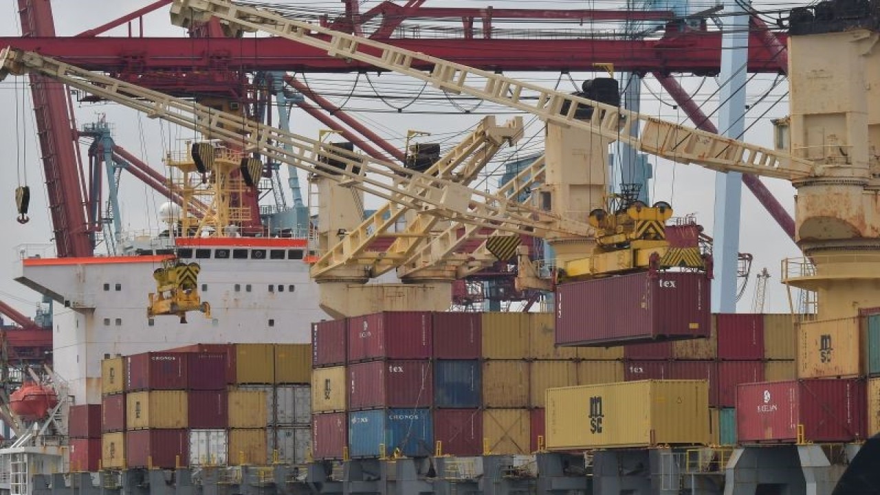 Ilustrasi: Aktivitas bongkar muat kontainer di Pelabuhan Tanjung Priok, Jakarta Utara, Kamis (10/11/2022). Kementerian Perdagangan mencatat nilai ekspor barang dan jasa naik 21,64 persen secara tahunan (yoy) dan diklaim menjadi pendorong pertumbuhan ekonomi Indonesia di triwulan III 2022. ANTARA FOTO/Fakhri Hermansyah/tom