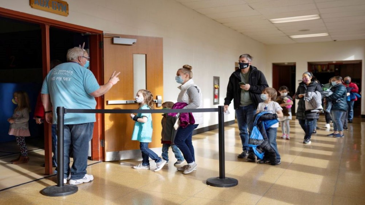 Anak-anak mengantre untuk menerima vaksin Covid-19 Pfizer-BioNTech di Lansdale, Pennsylvania, Amerika Serikat, pada 5 Desember 2021. (Hannah Beier/Reuters)