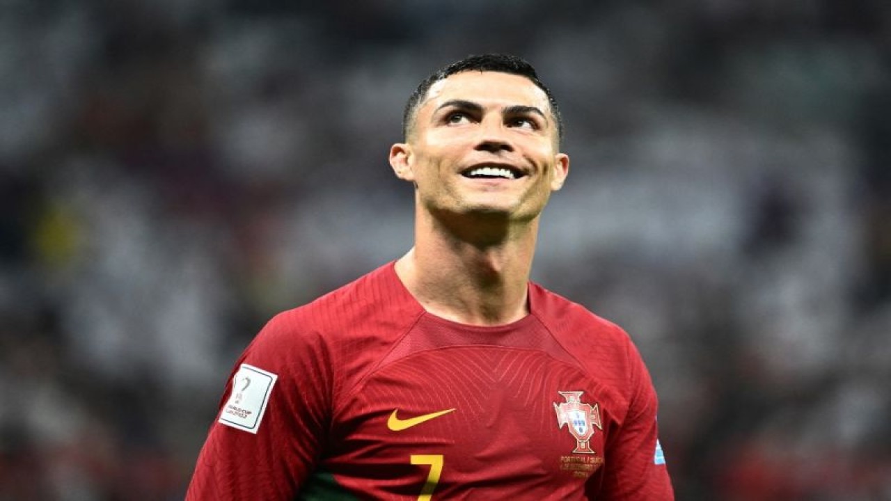 Cristiano Ronaldo ketika Portugal mengalahkan Swiss 6-1 dalam babak 16 besar Piala Dunia Qatar 2022 di Stadion Lusail di Lusail, Qatar, pada 6 Desember 2022.   Pada 30 Desember 2022, Ronaldo menandatangani kontrak bermain bersama klub Saudi, Al Nassr, yang bernilai 200 juta euro, sampai Juni 2025. (Photo by Jewel SAMAD / AFP) (AFP/JEWEL SAMAD)
