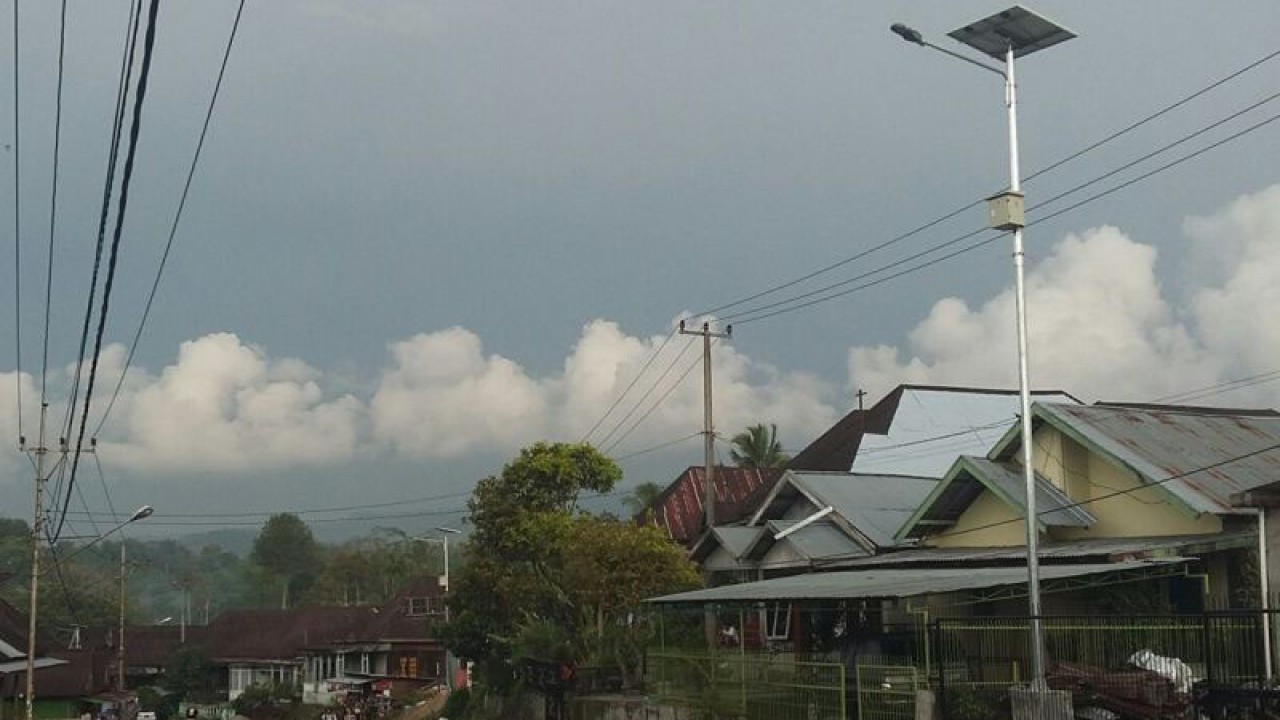 Lampu penerangan jalan yang ada di Jalan Lintas Curup-Lubuklinggau. dok.ANTARA