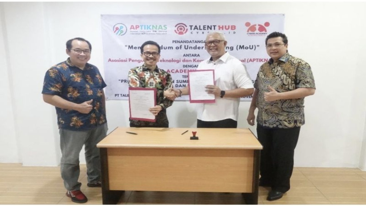 Penandatanganan MoU antara Ketua Umum APTIKNAS Soegiharto Santoso didampingi Sekjen APTIKNAS Fanky Christian dengan Direktur Cybers Academy Victor Terinathe didampingi Ketua Umum KPTIK Dedi Yudiant. (ANTARA/HO)