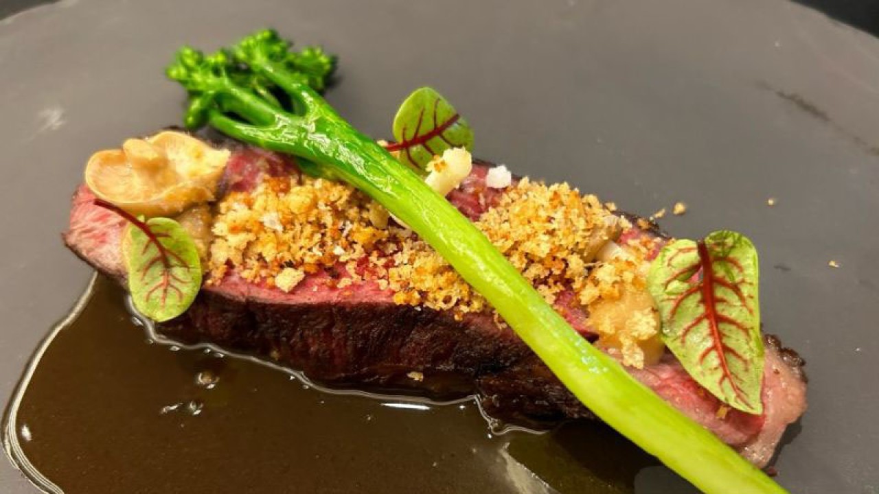 Daging steak ala Chef Matias Ayala, Head Chef of Raffles Hotel (ANTARA/Maria Cicilia Galuh)