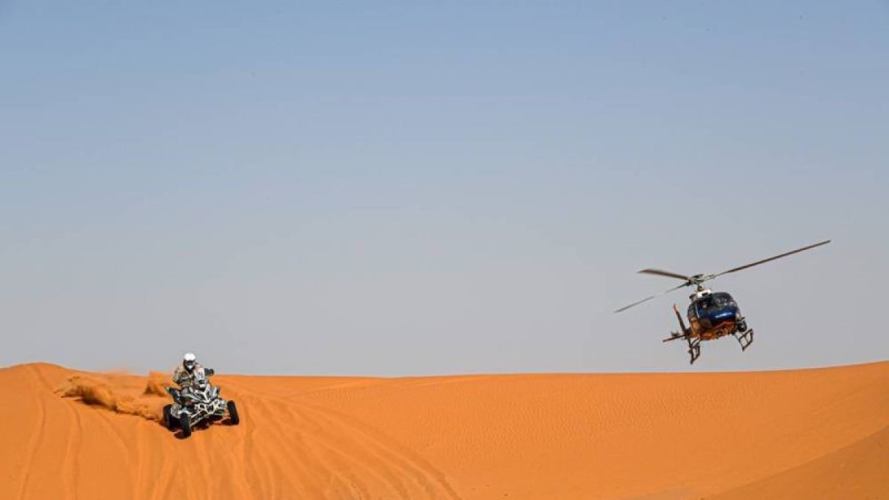 Pebalap quad bike asal Prancis Simon Vitse melaju di etape VI Dakar 2020 yang menempuh Ha'il menuju Riyadh, Arab Saudi dengan jarak total 830 km, Jumat. (10/1/2020) (ANTARA/HO/DPPI Media)