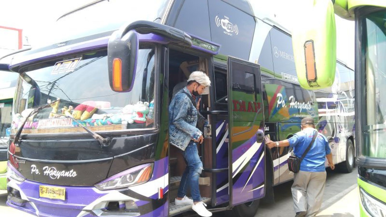 Arsip pemudik tiba di Terminal Lebak Bulus, Jakarta, Rabu (21/4/2022). ANTARA/Dewa Ketut Sudiarta Wiguna