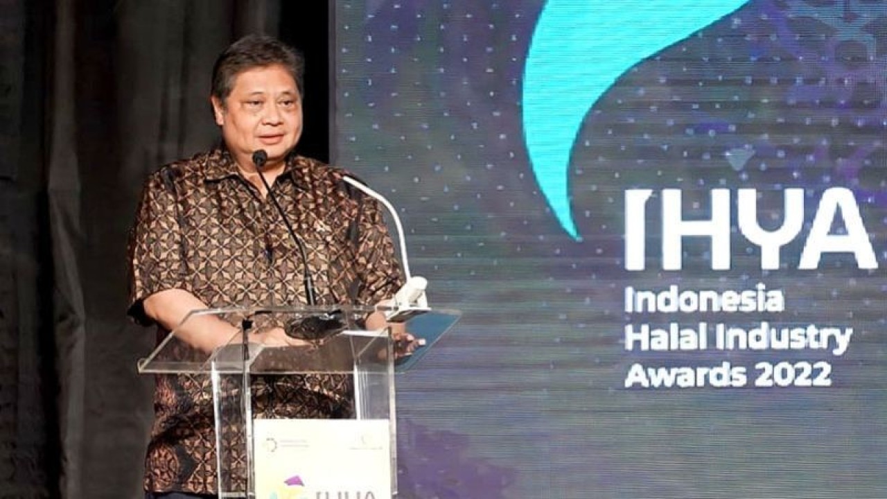 Arsip foto - Menteri Koordinator Bidang Perekonomian Airlangga Hartarto dalam acara Indonesia Halal Industry Award (IHYA) 2022. ANTARA/HO-Kemenko Perekonomian/pri.