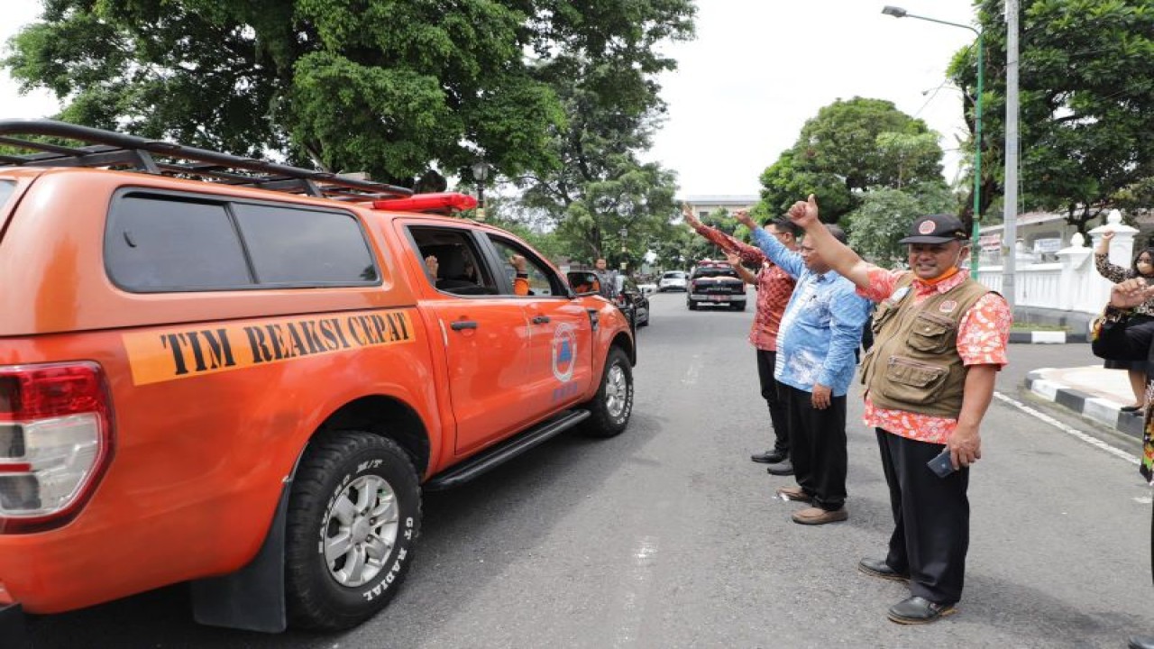 Wakil Bupati Sleman Danang Maharsa melepas keberangkatan TRC BPBD Sleman tahap dua untuk membantu penanganan bencana gempa bumi di Cianjur Jawa Barat di Lapangan Pemda Sleman, Kamis (8/12/22). ANTARA/HO-Bagian Prokopim Setda Sleman