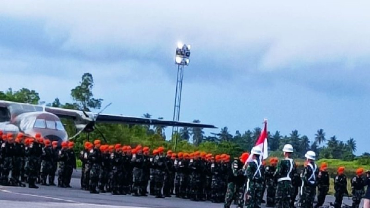 Satgas Kopasgat TNI AU melakukan tradisi mencium bendera Merah Putih sebelum menuju tempat penugasan di 12 titik di Papua dan Papua Barat, Senin (26/12/2022). ANTARA/Muhsidin.