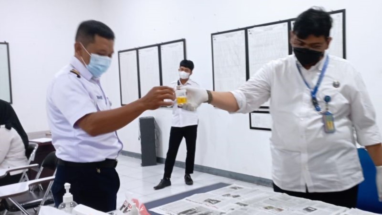 PT KAI Daerah Operasi (Daop) 7 Madiun bekerja sama dengan Badan Narkotika Nasional (BNN) Kabupaten Nganjuk, Jawa Timur melakukan pemeriksaan urine bagi masinis, asisten masinis, dan petugas operasional KA lainnya di Madiun, Senin (26/12/2022) guna mengantisipasi penggunaan narkotika yang dapat membahayakan penumpang. ANTARA/Louis Rika
