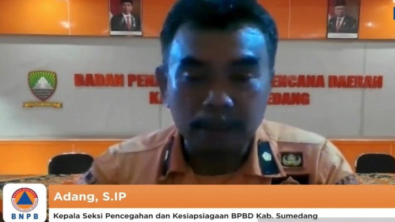 Tangkapan layar Kepala Seksi Pencegahan dan Kesiapsiagaan BPBD Kabupaten Sumedang, Adang dalam konferensi pers BNPB "Teropong Bencana" secara daring di Jakarta, Rabu (21/12/2022). (ANTARA/ Zubi Mahrofi)