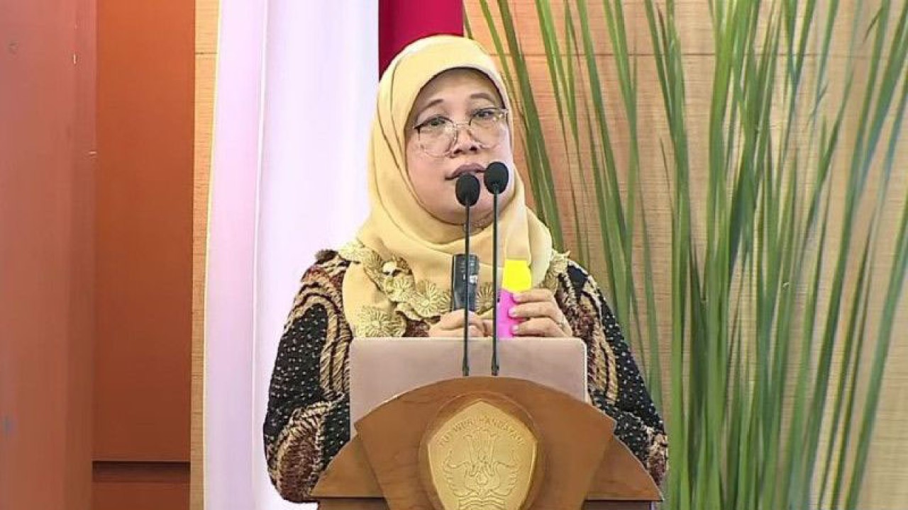 Tangkapan layar - Komisioner Komnas Perempuan Subkomisi Pendidikan Alimatul Qibtiyah dalam Seminar HUT Korpri ke-51 yang diikuti secara daring di Jakarta, Senin (5/12/2022) (FOTO ANTARA/Suci Nurhaliza)