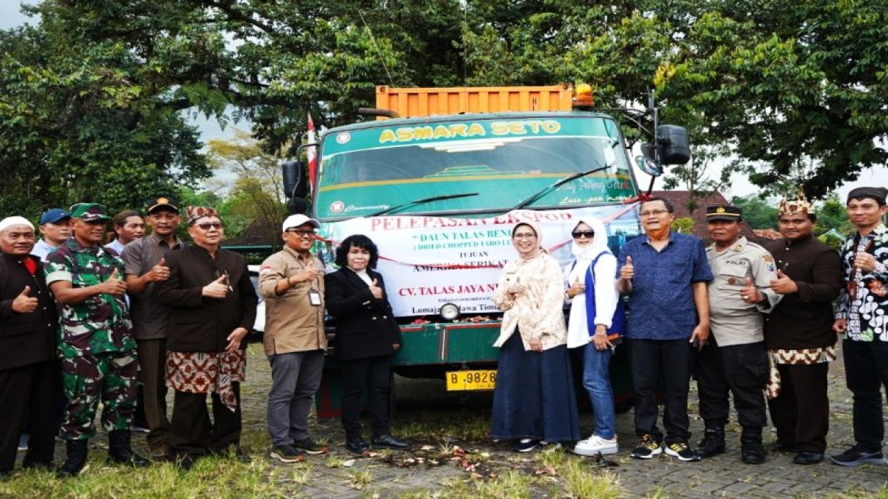 Bupati Lumajang Indah Amperawati berfoto bersama saat pelepasan satu kontainer daun talas beneng di Pasar Agropolitan Seroja, Kecamatan Senduro, Kabupaten Lumajang, Kamis (15/12/2022). ANTARA/HO-Diskominfo Lumajang