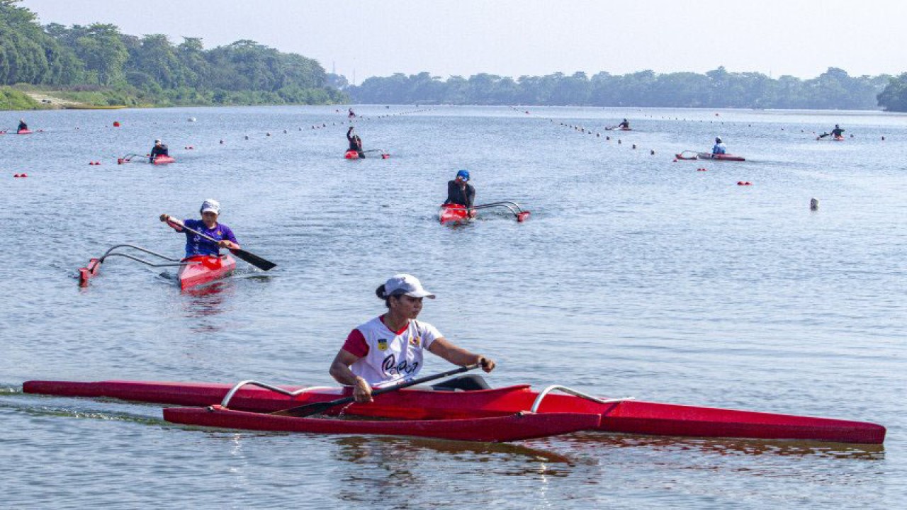 Arsip foto - Sejumlah atlet dayung nomor Traditional Boat Race (TBR) 1 putri menjalani sesi latihan dalam Pemusatan Latihan Daerah (Pelatda) di Situ Cipule, Karawang, Jawa Barat, Selasa (28/7/2020). ANTARA FOTO/M Ibnu Chazar/foc.