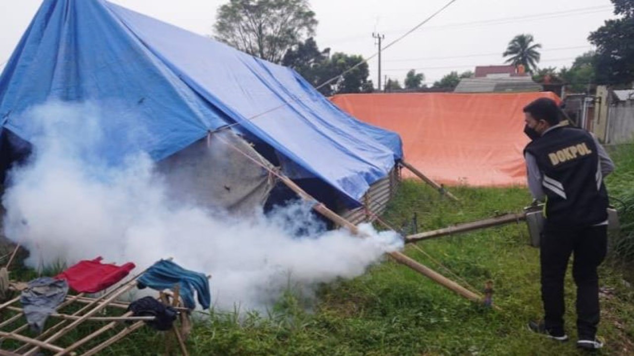 Anggota Polri tengah melakukan pengasapan di tenda pengungsian di Desa Nagrak, Kecamatan Cianjur, Jawa Barat, sebagai upaya antisipasi merebaknya demam berdarah.(ANTARA/Ahmad Fikri). (Ahmad Fikri)