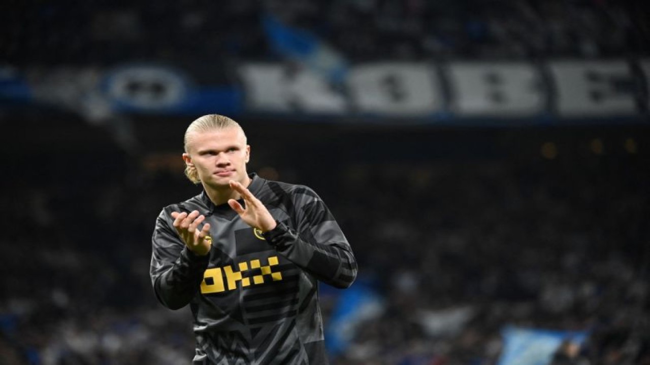 Striker Manchester City Erling Haaland memberikan aplaus kepada penonton pada akhir laga Liga Champions antara FC Copenhagen dan Manchester City di Copenhagen, Denmark, pada 11 Oktober 2022. (AFP/JONATHAN NACKSTRAND)
