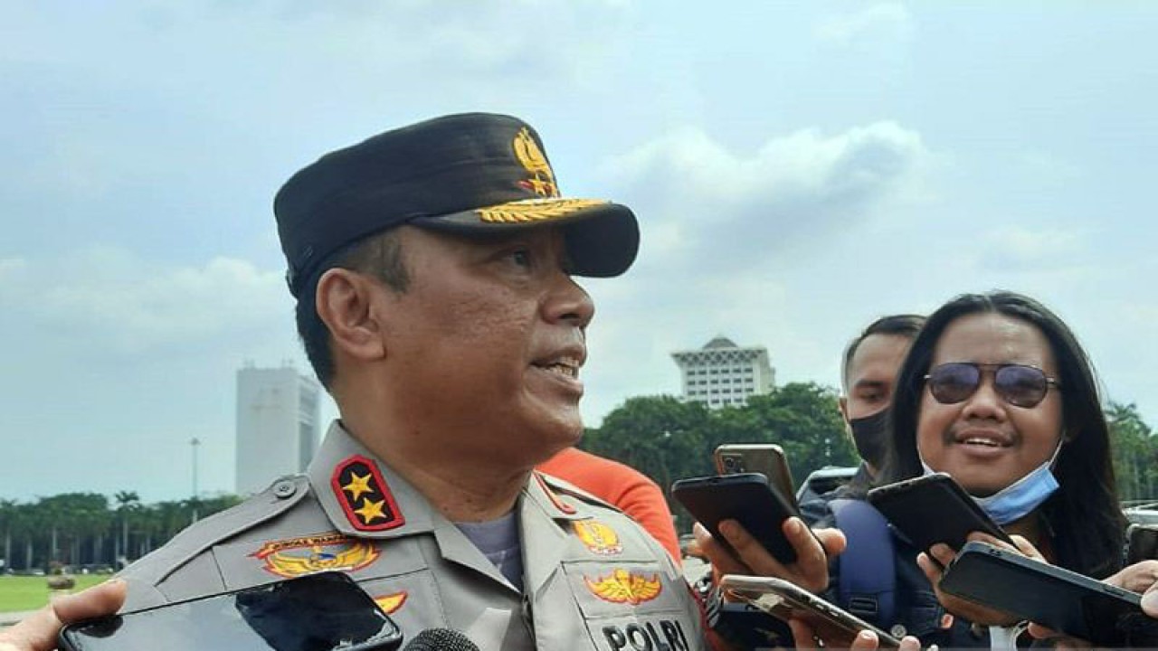 Kepala Divisi Humas Polri Irjen Pol. Dedi Prasetyo memberikan keterangan pers kepada wartawan . ANTARA/Laily Rahmawaty/am.