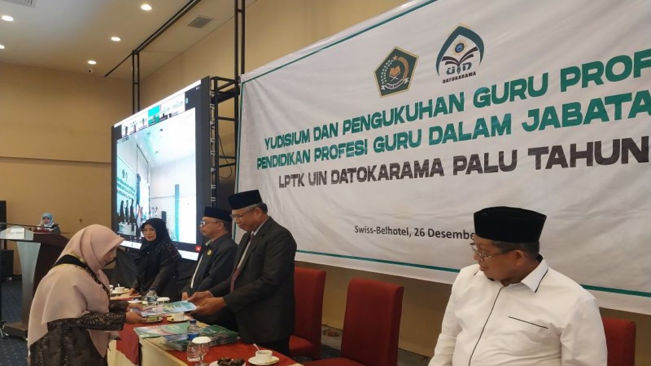 Dekan FTIK UIN Datokarama Dr Askar mengukuhkan 185 guru profesional dalam yudisium dan pengukuhan guru profesional PPG dalam jabatan batch II, di Kota Palu, Sulawesi Tengah, Senin (26/12/2022). ANTARA/Muhammad Hajiji