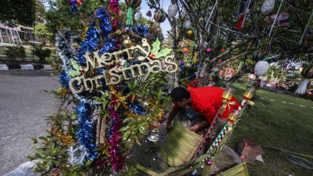 Seorang warga membuat dekorasi Natal dari bahan anyaman tumbuhan purun (rumput gambut) di Taman Gereja Katedral, Palangka Raya, Kalimantan Tengah, Senin (19/12/2022). . ANTARA FOTO/Makna Zaezar/tom.