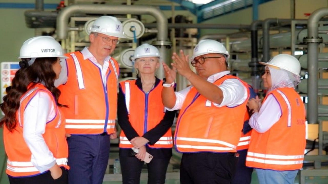 Direktur Utama PT SIER Didik Prasetiyono (dua kanan) saat memperkenalkan kawasan industri yang dikelola terkait masa depan transisi energi hijau kepada Delegasi Uni Eropa. (ANTARA/HO-PT SIER)