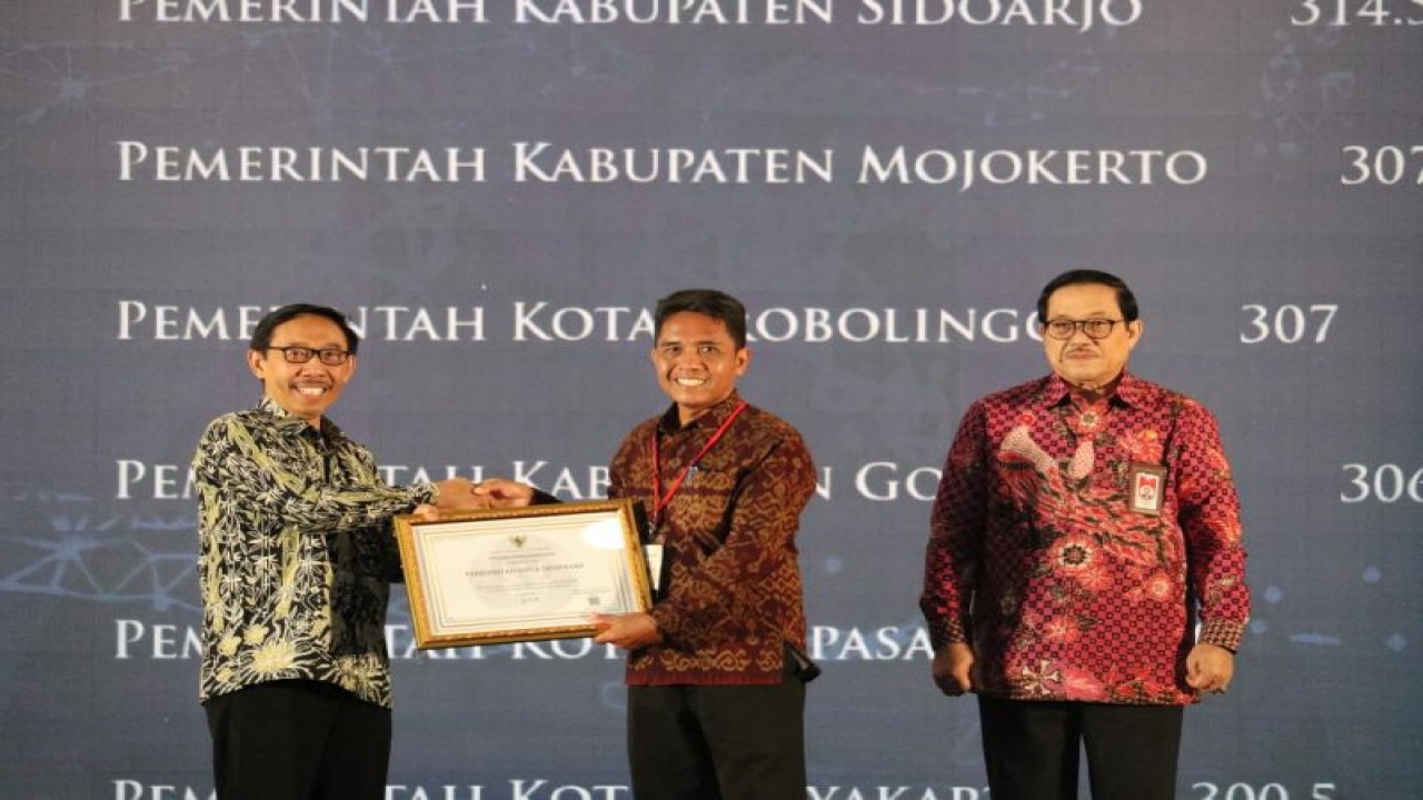 Sekretaris Badan Kepegawaian dan Pengembangan Sumber Daya Manusia Kota Denpasar, Komang Adi Wirawan saat menerima Anugerah Birokrasi dari Komisi ASN belum lama ini. FOTO ANTARA/HO-Pemkot Denpasar.