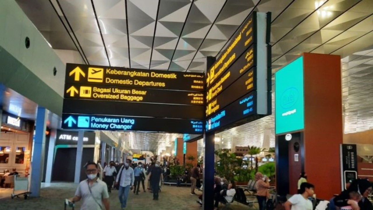 Sejumlah calon penumpang penerbangan saat beraktivitas di kawasan terminal 3 Bandara Internasional Soekarno-Hatta, Tangerang.(ANTARA/Azmi Samsul Maarif)