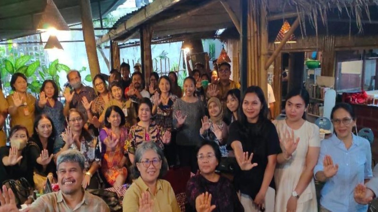 Kepala Dinas Pemberdayaan Perempuan, Perlindungan Anak, Pengendalian Penduduk, dan Keluarga Berencana Kota Denpasar I Gusti Agung Sri Wetrawati bersama para aktivis perempuan mengampanyekan pewujudan desa ramah perempuan dan peduli anak pada peringatan Hari Ibu di Denpasar, Bali. (ANTARA/Ni Luh Rhismawati)