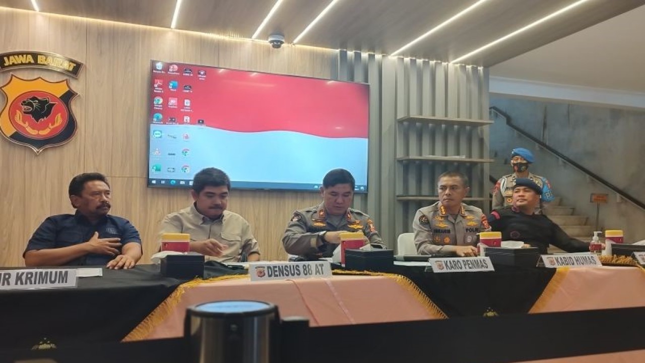Karopenmas Divhumas Polri Brigjen Pol Ahmad Ramadhan menyampaikan keterangan pers di Polda Jawa Barat, Kota Bandung, Jawa Barat, Rabu (21/12/2022). (ANTARA/Bagus Ahmad Rizaldi)