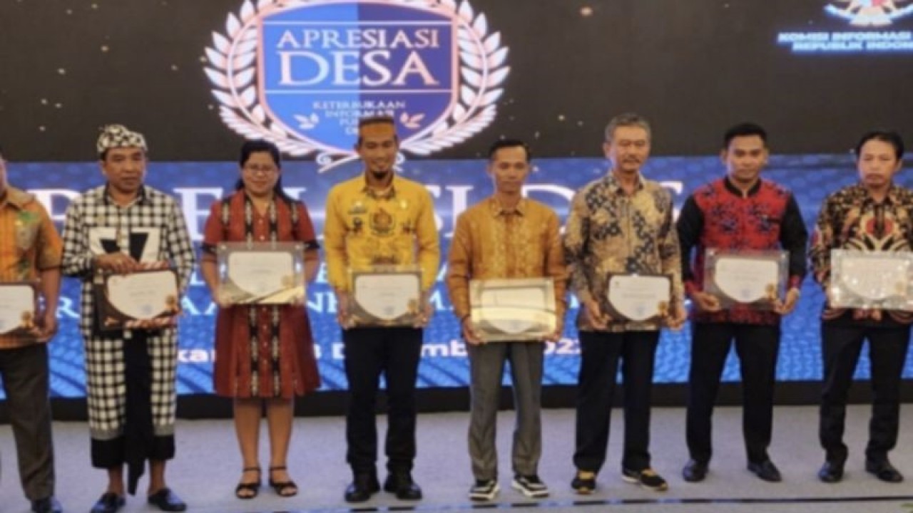 Para perwakilan desa penerima anugerah apresiasi desa dalam pelaksanaan keterbukaan informasi publik yang diselenggarakan oleh Komisi Informasi (KI). (ANTARA/HO-Diskominfo Kaltim)
